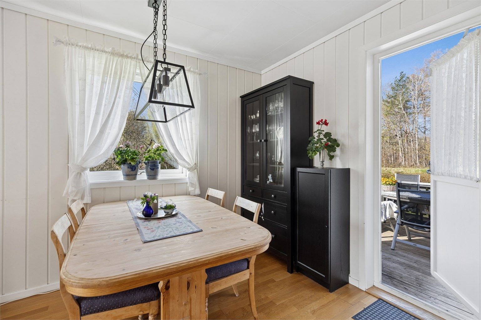 Boligen har flere adkomster til den vakre hagen, noe som gir en god flyt og nærhet til uteområdene.