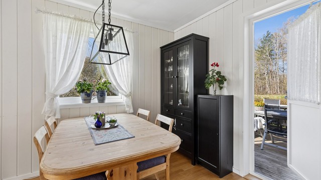 Boligen har flere adkomster til den vakre hagen, noe som gir en god flyt og nærhet til uteområdene.