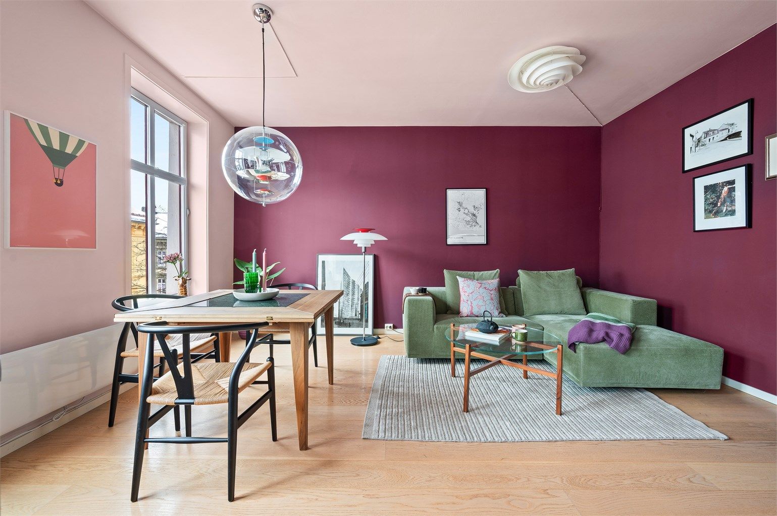 Den generøse takhøyden på opptil 2,66 meter, kombinert med klassiske og store vindusflater, skaper en luftig atmosfære i boligen.