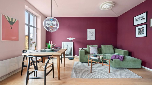 Den generøse takhøyden på opptil 2,66 meter, kombinert med klassiske og store vindusflater, skaper en luftig atmosfære i boligen.