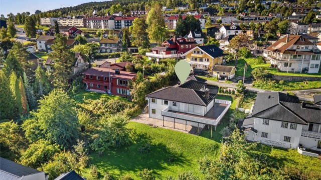 En innholdsrik enebolig med en funksjonell planløsning, stor terrasse og en påbegynt sekundær boenhet i underetasjen.
Foto: Ole Thorgeir Solheim Thoresen