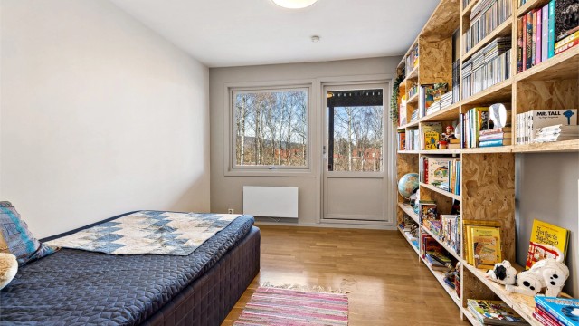 De andre soverommene passer godt som barnerom, gjesterom eller kontor. Fra det ene soverommet er det utgang til markterrassen.