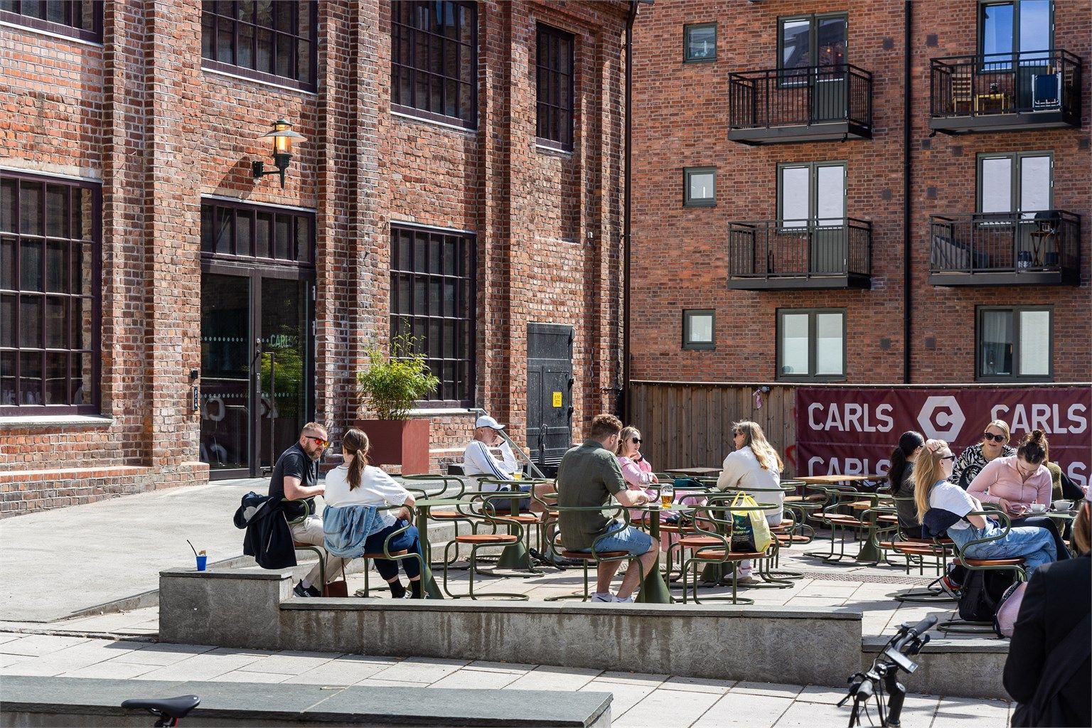 Storstua på Carl Berner, eller Carls som det egentlig heter åpnet dørene i fjor og har på kort tid rukket å etablere seg som et samlingssted i nabolaget. Her er det over 3000m² med servering og underholdning!
