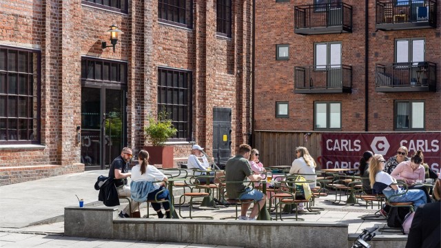 Storstua på Carl Berner, eller Carls som det egentlig heter åpnet dørene i fjor og har på kort tid rukket å etablere seg som et samlingssted i nabolaget. Her er det over 3000m² med servering og underholdning!
