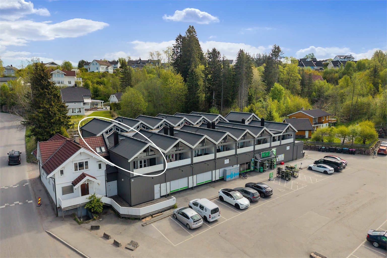 Leilighetens beliggenhet med blant annet kiwi i umiddelbar nærhet. Videre er det kort gangavstand til tog/buss, Røyken senter, marka, med mer.