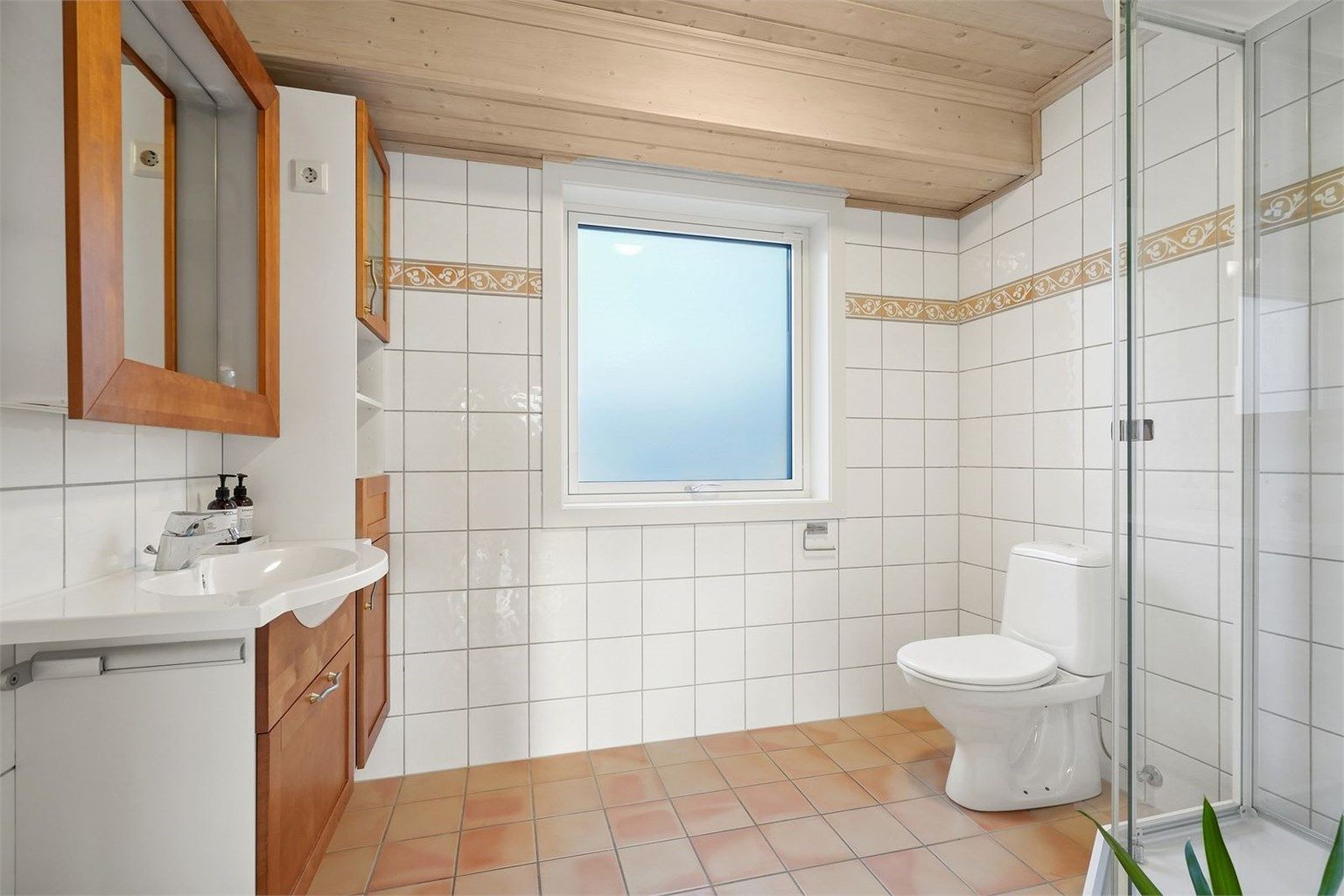 Bad i hovedetasje med flislagt gulv og varmekabler 