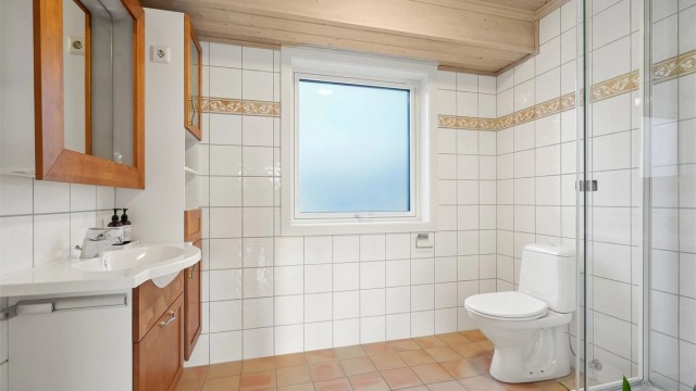 Bad i hovedetasje med flislagt gulv og varmekabler