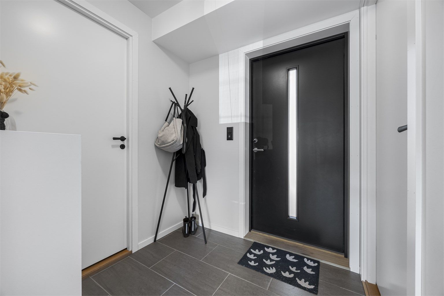 Entré med plass til yttertøy. Gjennomgående laminatgulv og flis i alle oppholdsrom. Varmekabler i gang og på bad.