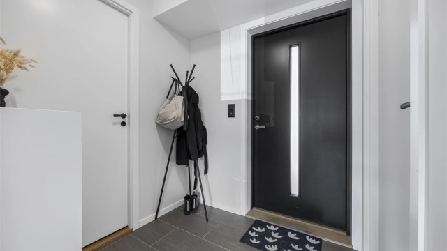 Entré med plass til yttertøy. Gjennomgående laminatgulv og flis i alle oppholdsrom. Varmekabler i gang og på bad.