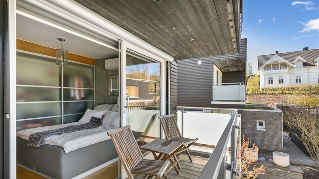 Fra dette soverommet er det utgang til en balkong på 6 m² med rekkverk i glass.