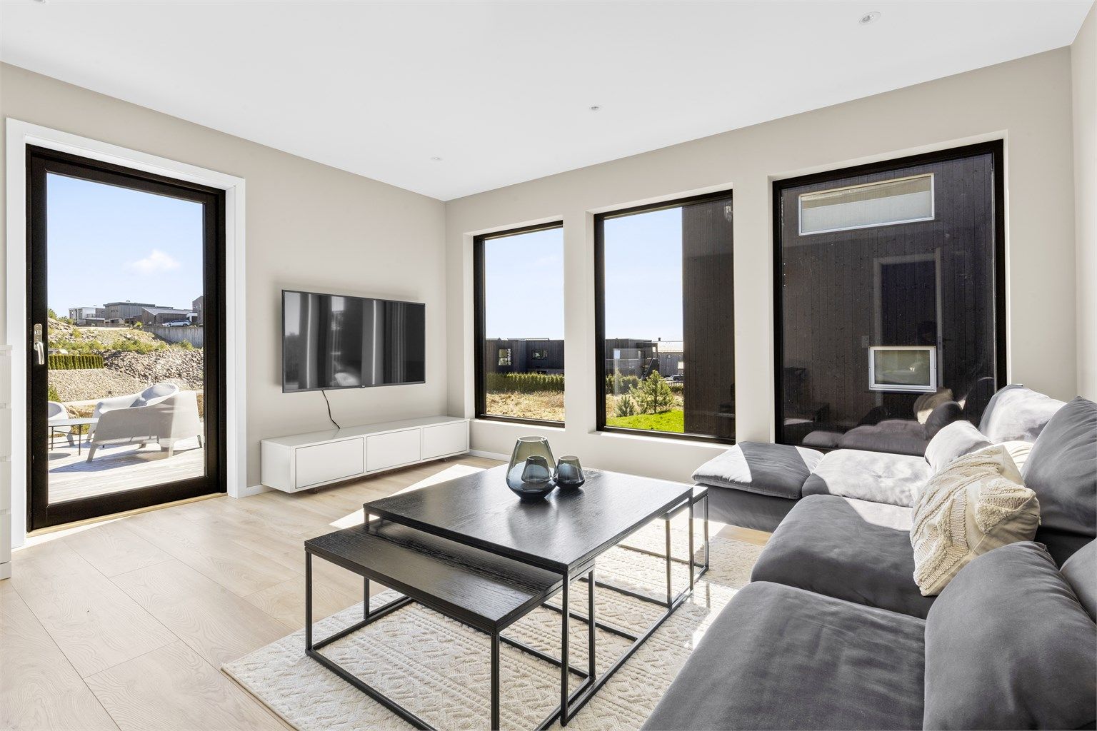 Stue 2 i 1 etg med utgang til terrasse og hage.