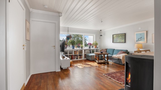 Stuen er av god størrelse med store vindusflater som slipper inn rikelig med naturlig lys.