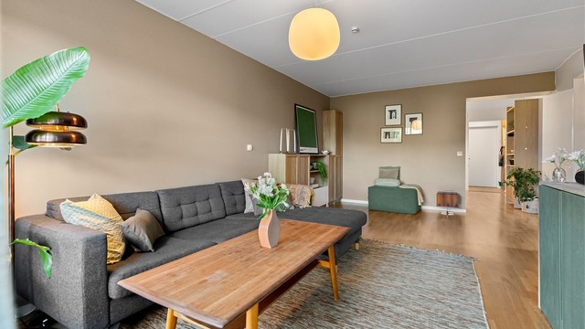Stuen har gode møbleringsmuligheter med plass for sofagruppe, TV-seksjon, lesehjørne og annet passende møblement