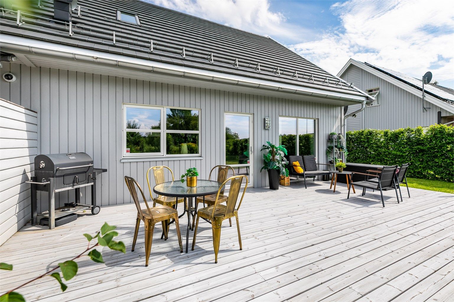 Terrassen er både stor og solfylt dagen gjennom sommerstid, perfekt for solbading og grilling.