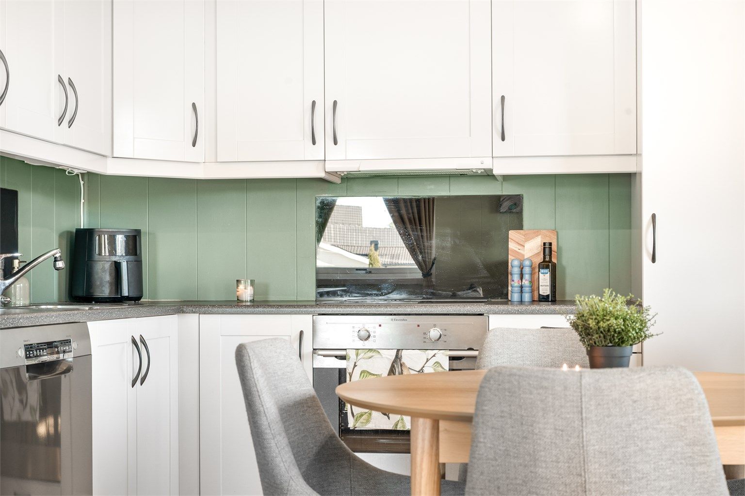 Benkeplaten i laminat har nedfelt skyllekum og keramisk koketopp.