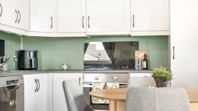 Benkeplaten i laminat har nedfelt skyllekum og keramisk koketopp.