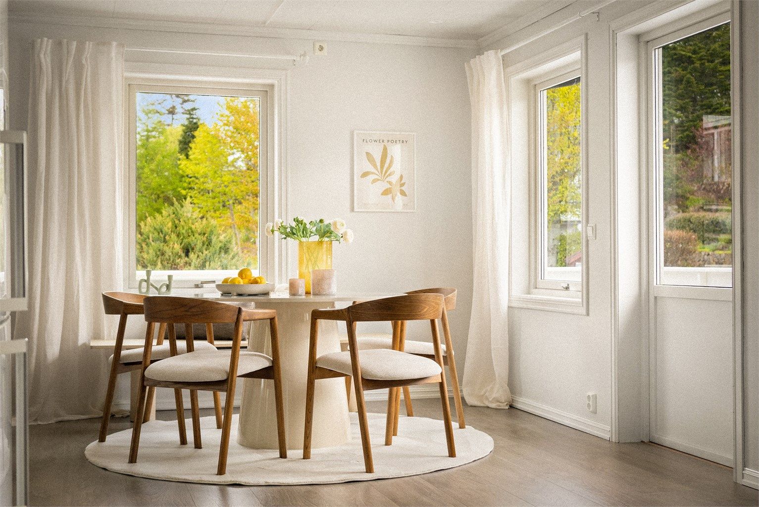 Fra spisestuen er det direkte utgang til en av boligens terrasser.