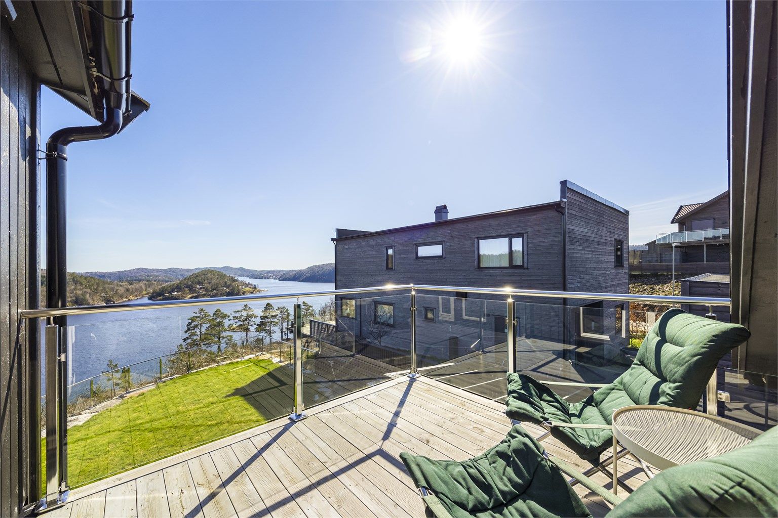 Balkongen på 7 m² har plass til en liten sittegruppe.