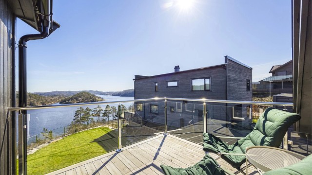 Balkongen på 7 m² har plass til en liten sittegruppe.