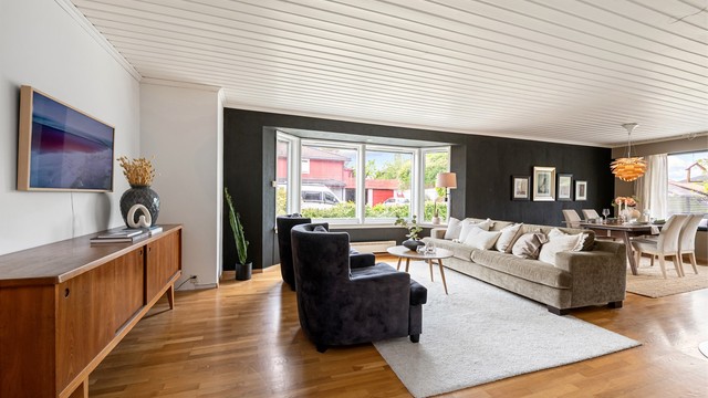 God plass for møblering av flere sittegrupper.