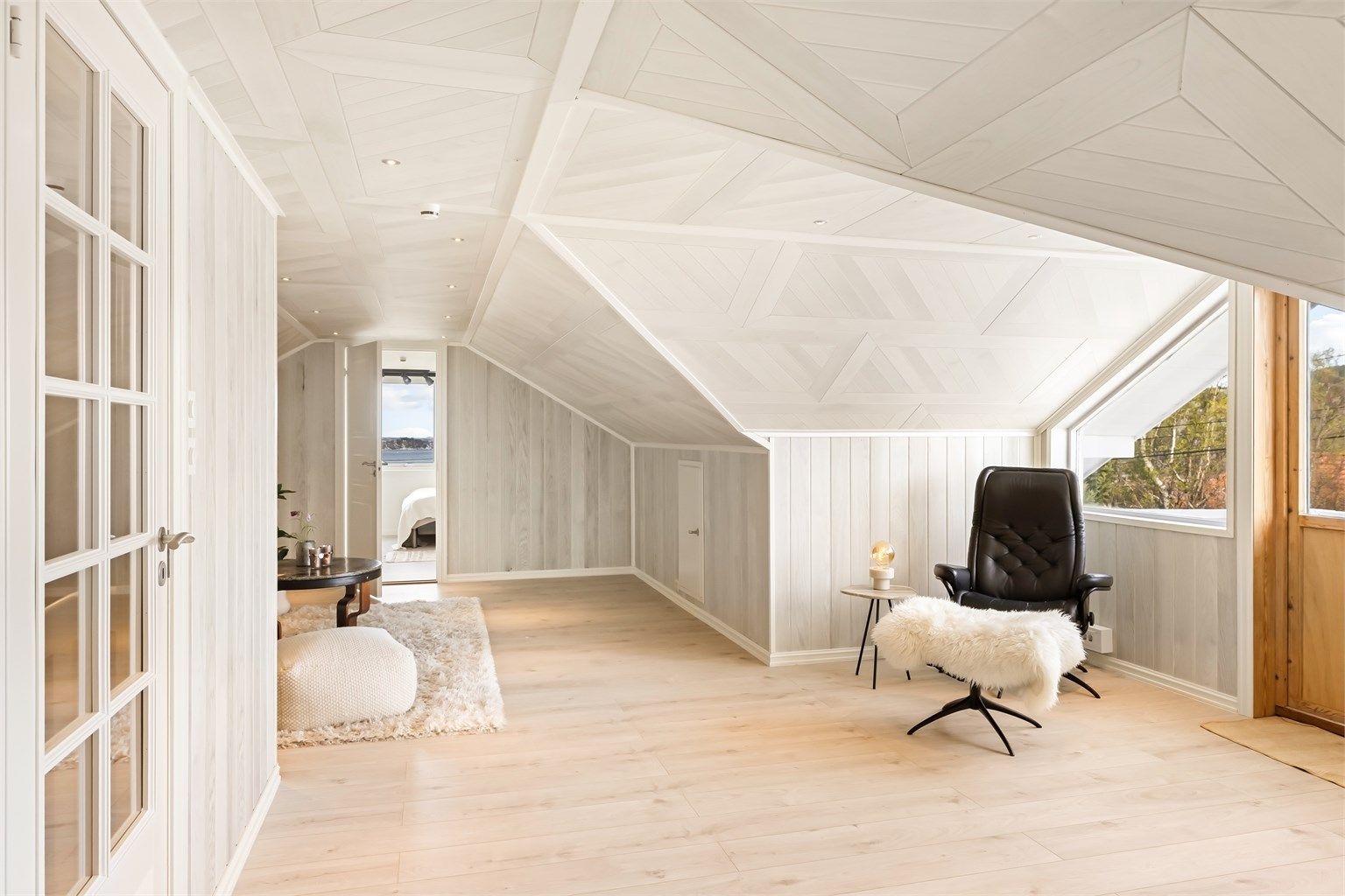 Stor og åpen loftstue med flere bruksmuligheter (Loftsetasjen er iht. godkjente tegninger et uinnredet loft - Se informasjon under punkt ferdigattest i salgsoppgaven)