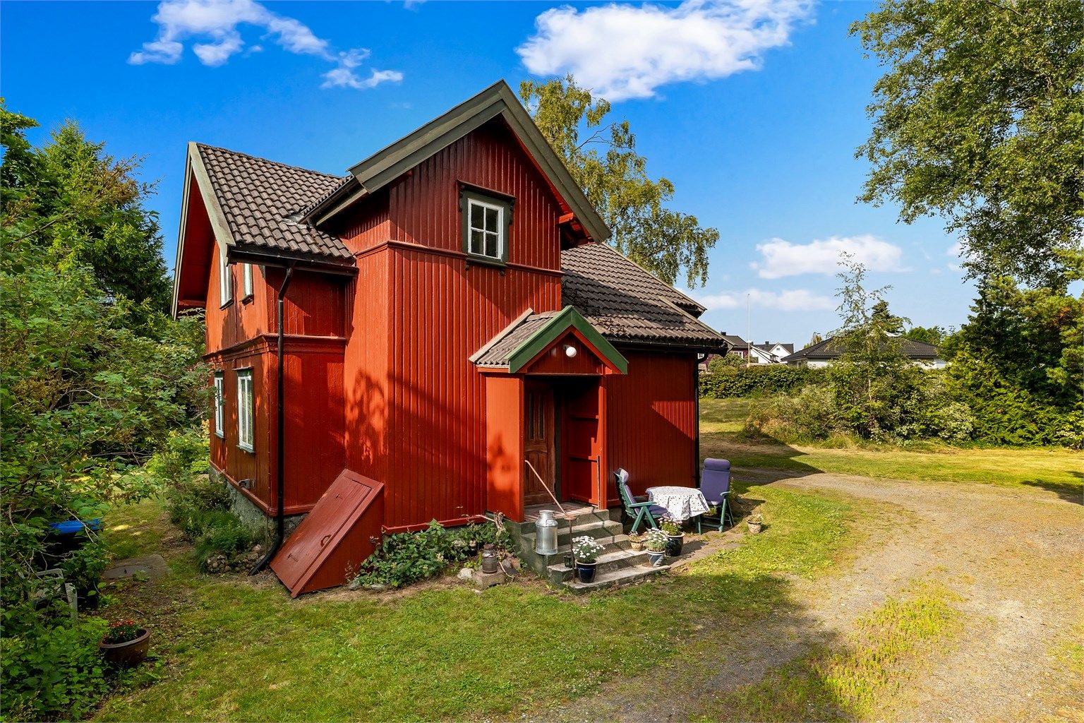 Eiendommen har en stor og innholdsrik tomt på ca. 19 429 m² med gode solforhold og et dyrkingspotensial på dyrket mark.