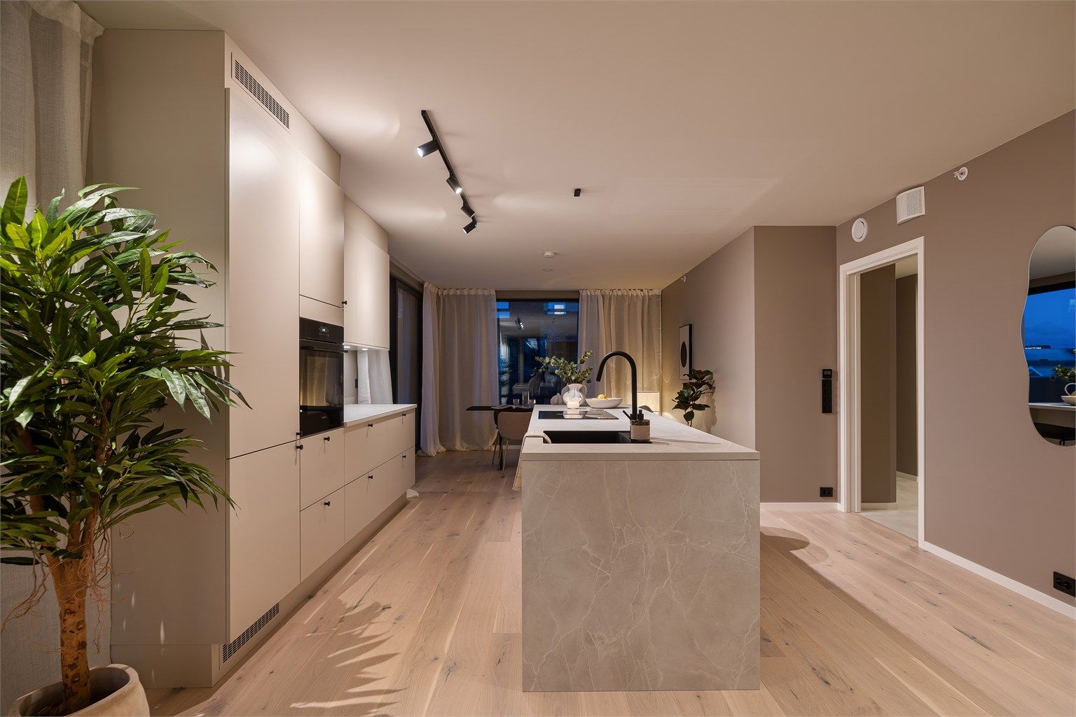 Velkommen til denne innbydende leiligheten i Tryms vei 4 - bolig over 2 plan med hele 2 stuer, 3 sov og 2 bad samt toalettrom.