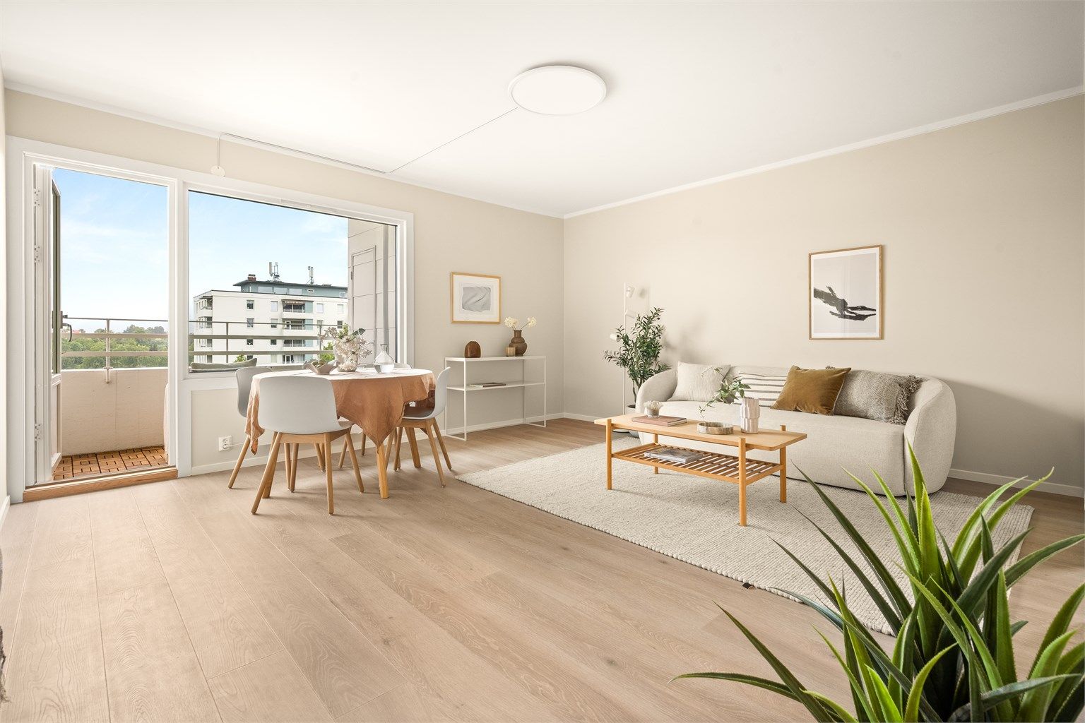 Stuen er romslig og har god plass til både sofagruppe og spisebord.
God takhøyde på ca. 2,53 meter i oppholdsrommene. 