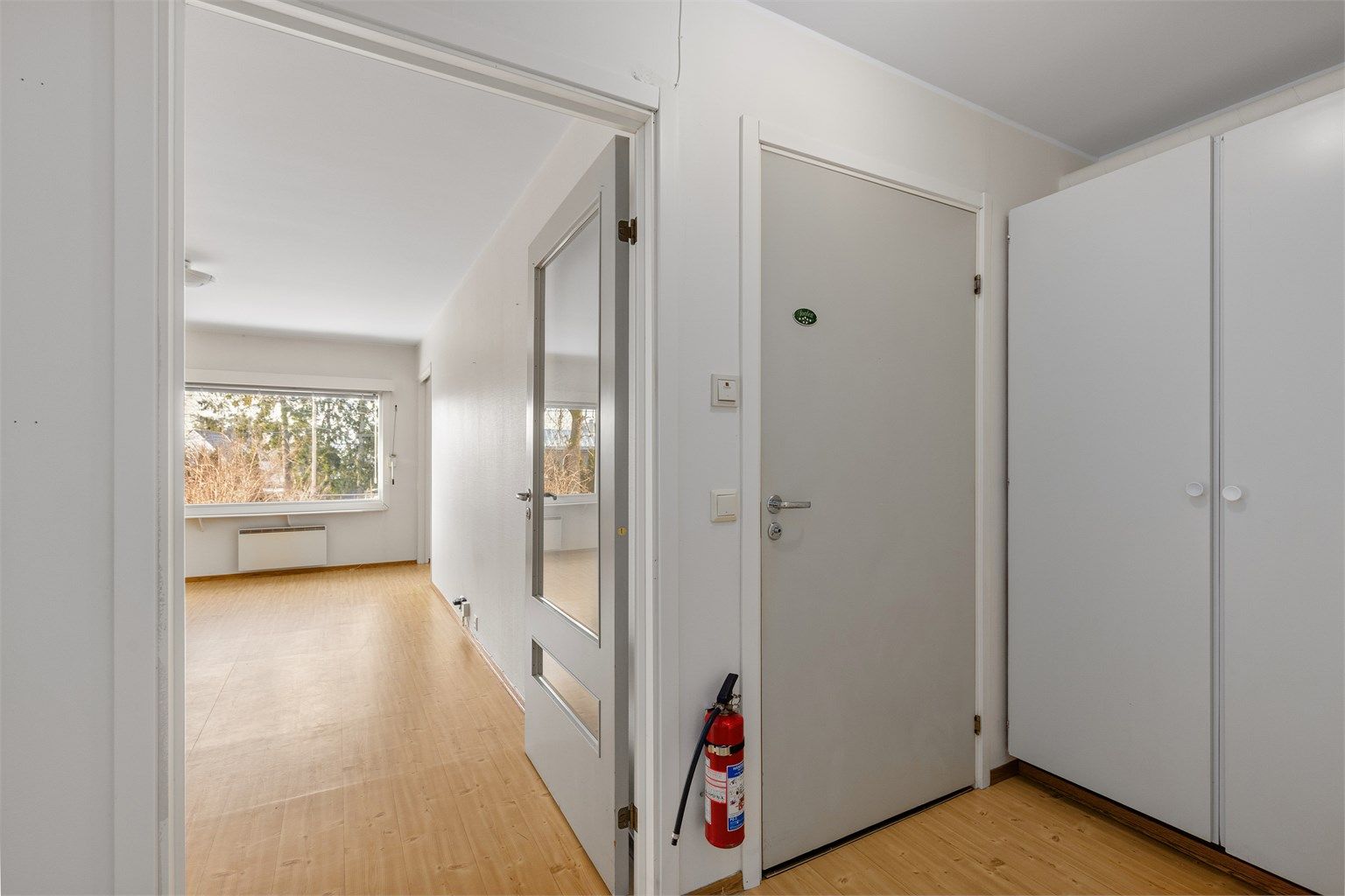 Gang/entré med mye lagringsplass i medfølgende garderobeskap. Det er i tillegg godt med veggplass til sittebenk og klesoppheng