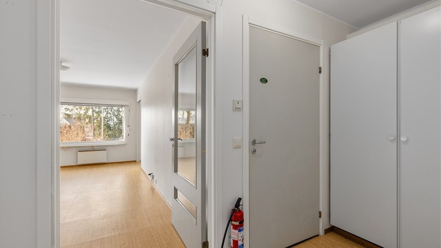 Gang/entré med mye lagringsplass i medfølgende garderobeskap. Det er i tillegg godt med veggplass til sittebenk og klesoppheng