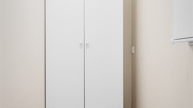 Innvendig bod med garderobeskap og sikringsskap med automatsikringer.