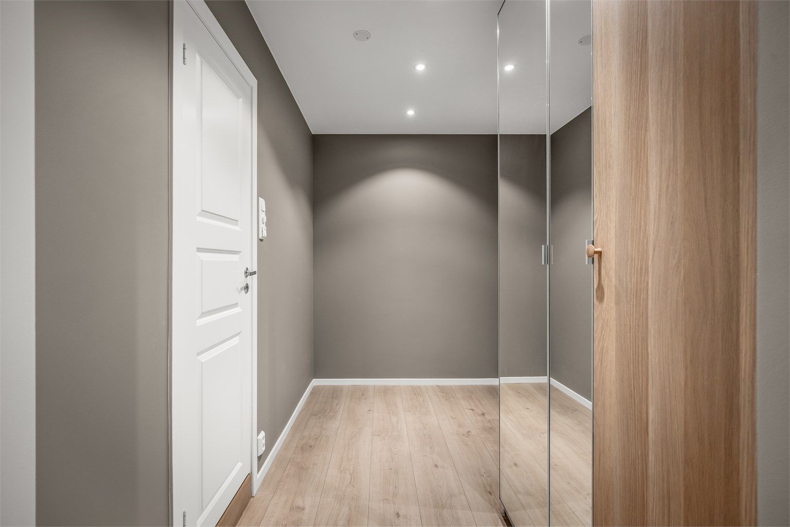 En lys entré ønsker velkommen inn og gir et godt førsteinntrykk av boligen.