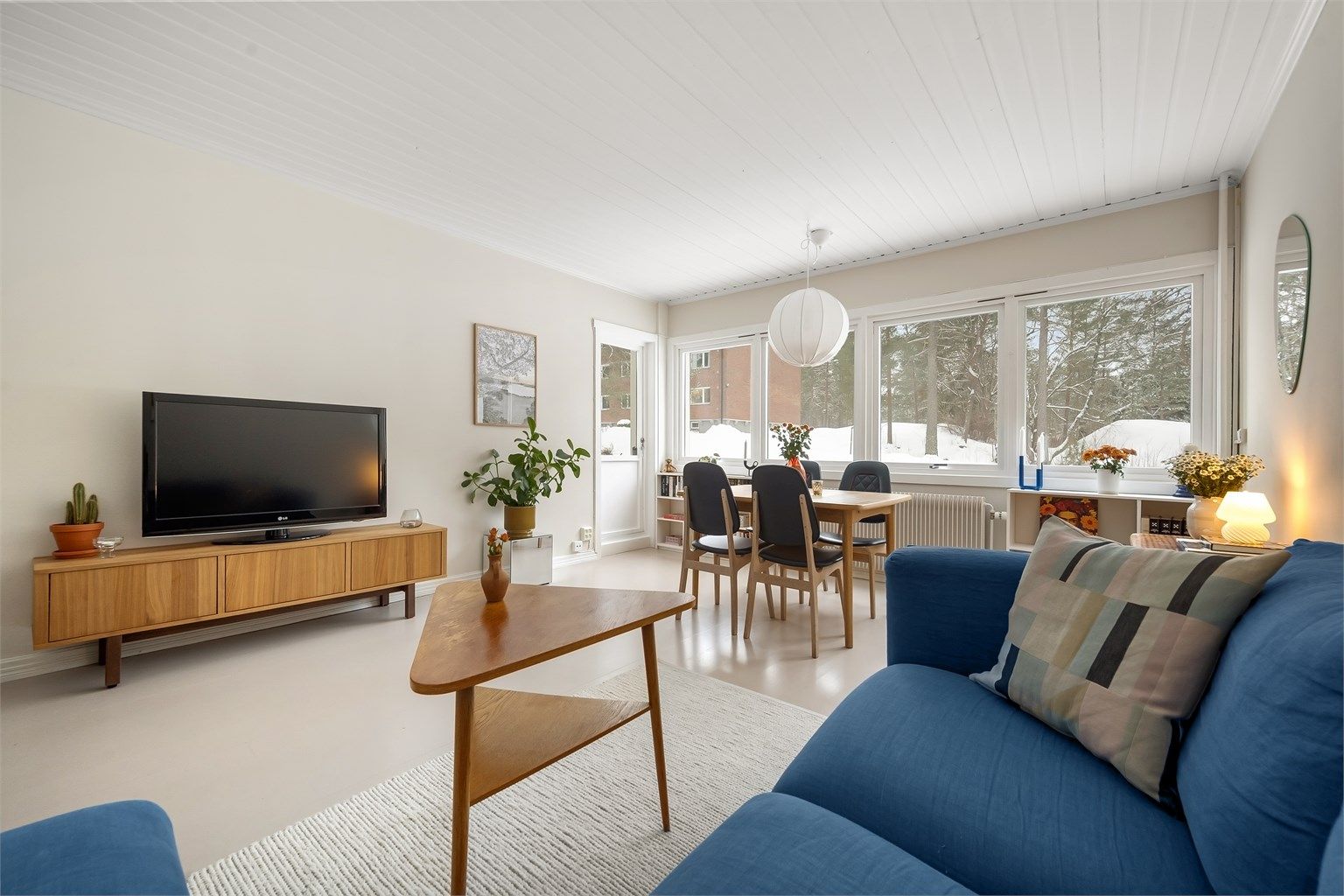 Stuen er leilighetens sentrale samlingspunkt, med god plass til både sofagruppe og spisebord.