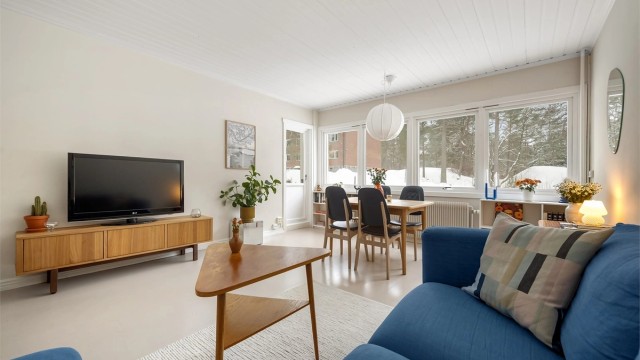 Stuen er leilighetens sentrale samlingspunkt, med god plass til både sofagruppe og spisebord.