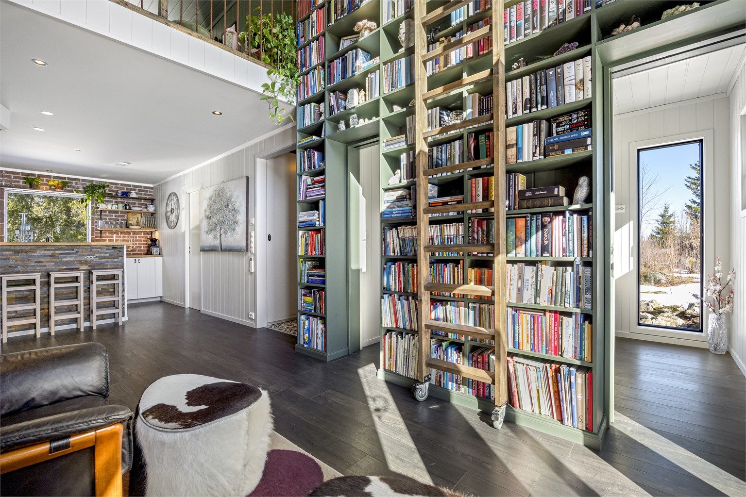 Flott bibliotek med to dører inn til alkove/spisestue