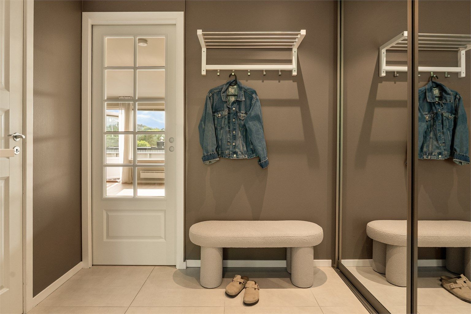 - God oppbevaringsplass i skyvedørsgarderobe -