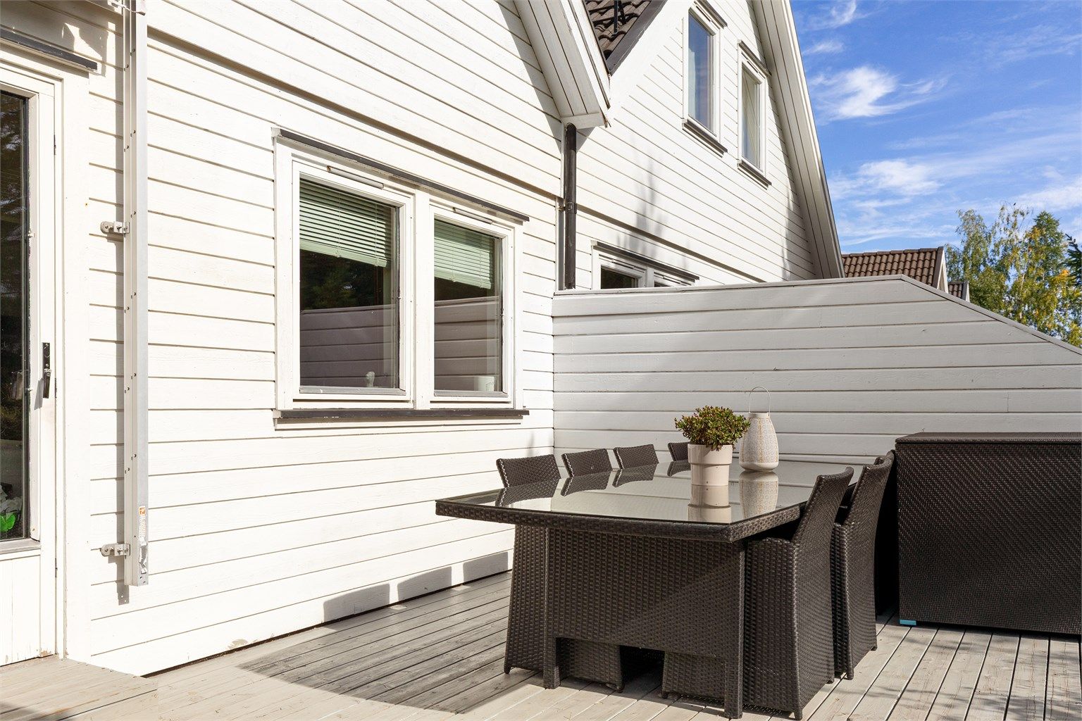 Skjermet spiseplass på markterrassen med integrert levegg mot naboseksjonen.