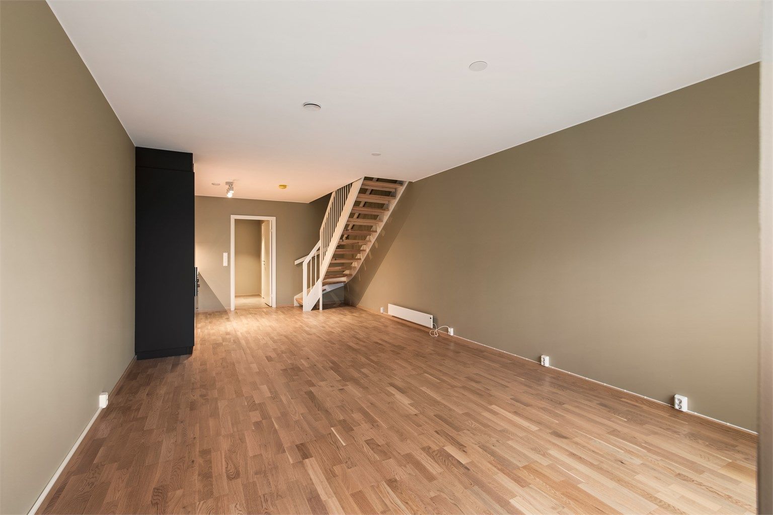 Kjøkken i åpen løsning mot stue med god planløsning og plass til både sosialt samvær og avslapning.