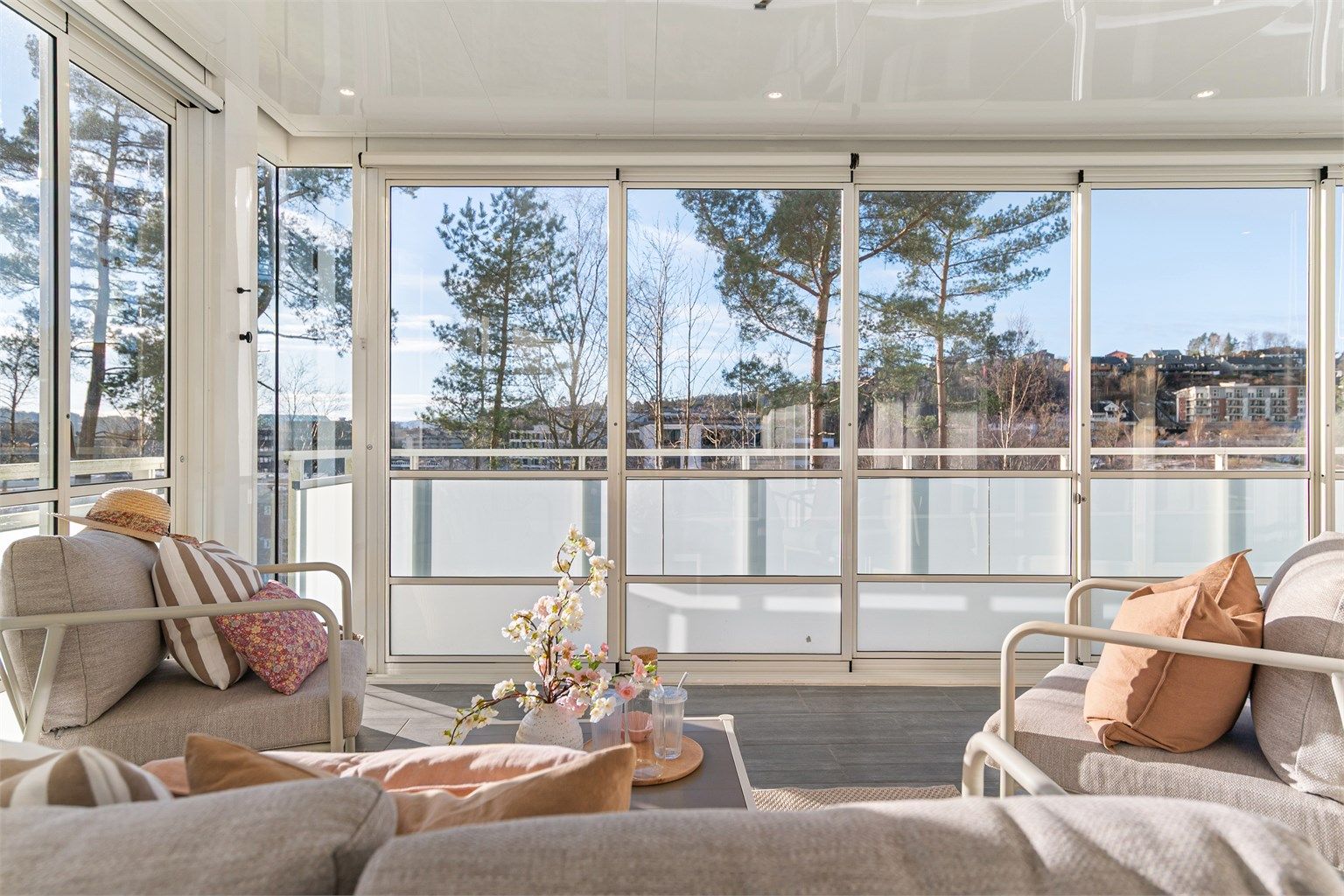 - Leiligheten har hele dører som kan skyves vekk for å slippe inn sol -