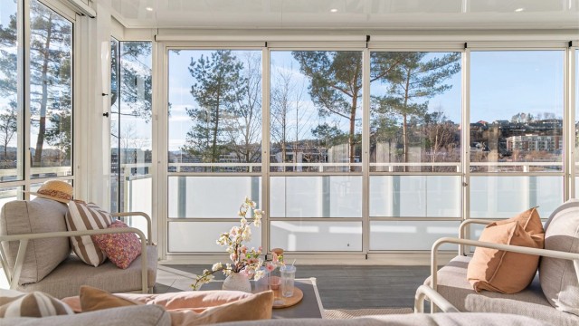 - Leiligheten har hele dører som kan skyves vekk for å slippe inn sol -