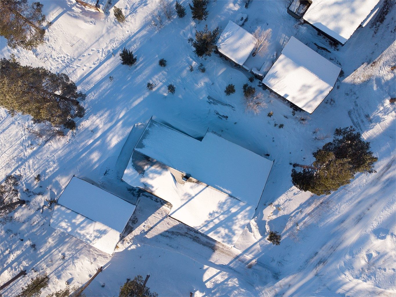 Dronebilde av eiendommen sett fra fugleperspektiv