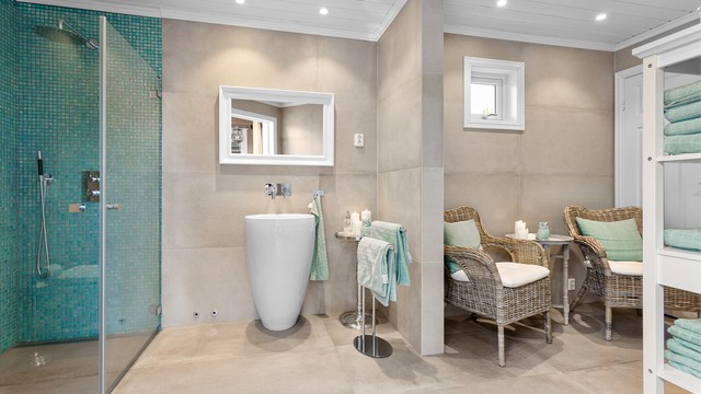 Pent flislagt bad fra 2019 med gulvvarme. Innredet med Gulvstående servant og speil over servant. Dusjhjørne med glass dører og vegghengt toalett. Mekanisk avtrekk. Perfekt med eget bad/spa-følelse rett ved bassenget!