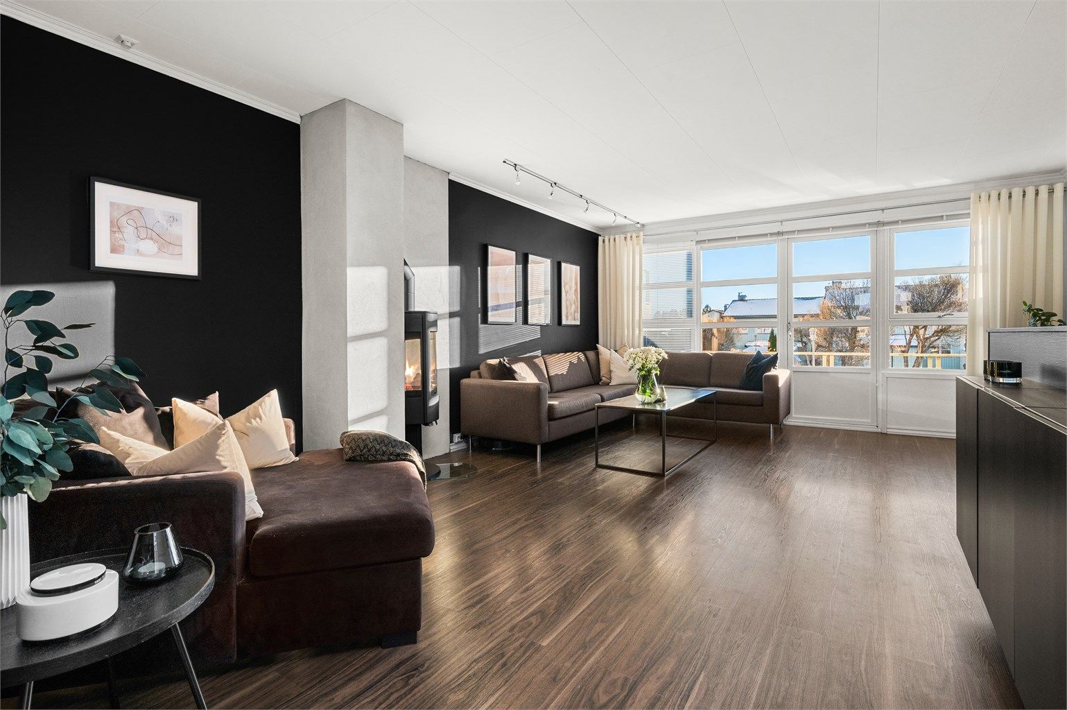 Boligen er gjennomgående lys og luftig med utstrakte vindusflater som sikrer rikelig med naturlig dagslys. 