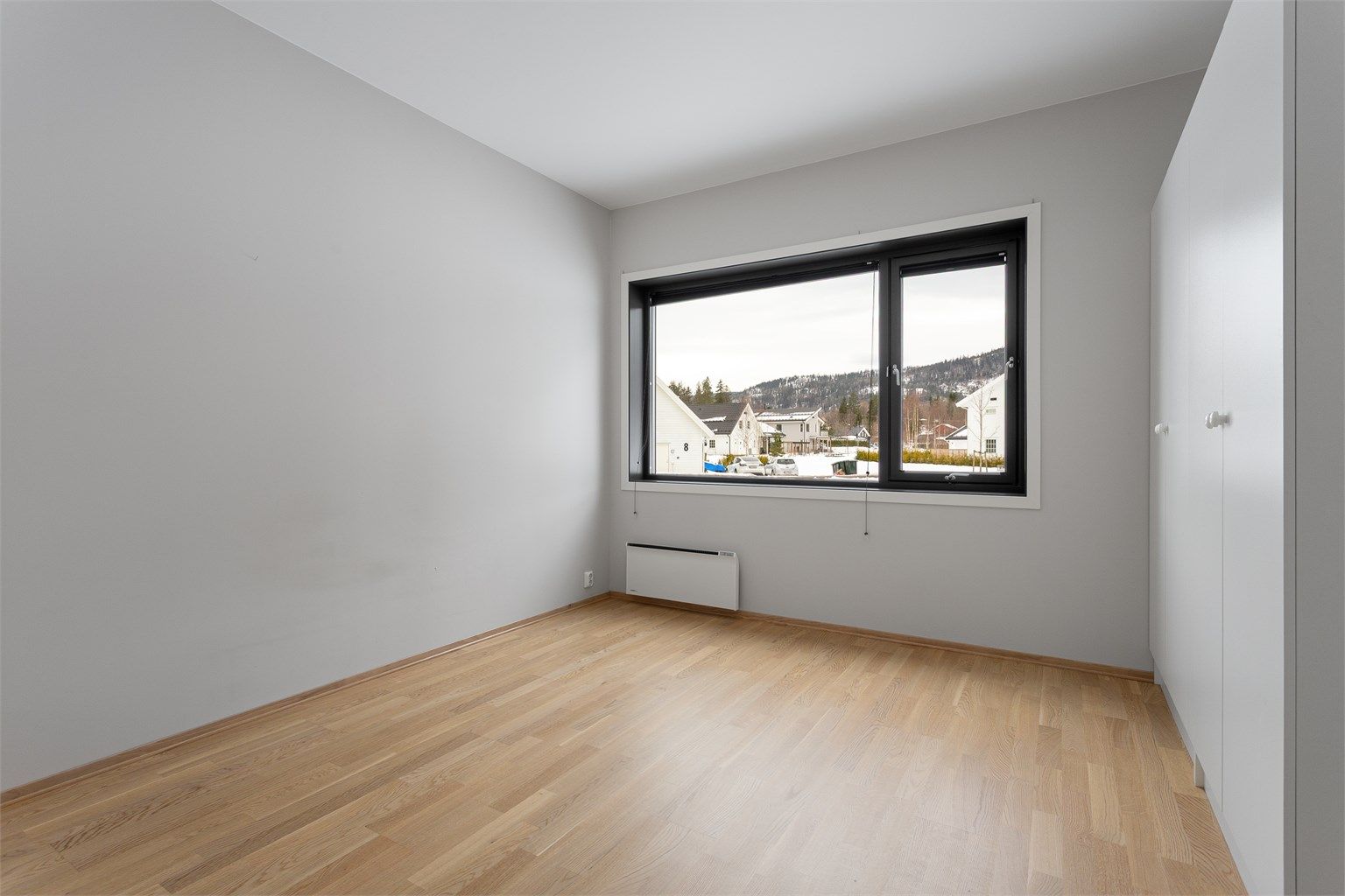 Hovedsoverommet har god plass til dobbeltseng og garderobeløsning.