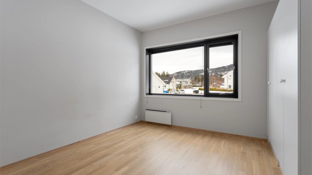 Hovedsoverommet har god plass til dobbeltseng og garderobeløsning.