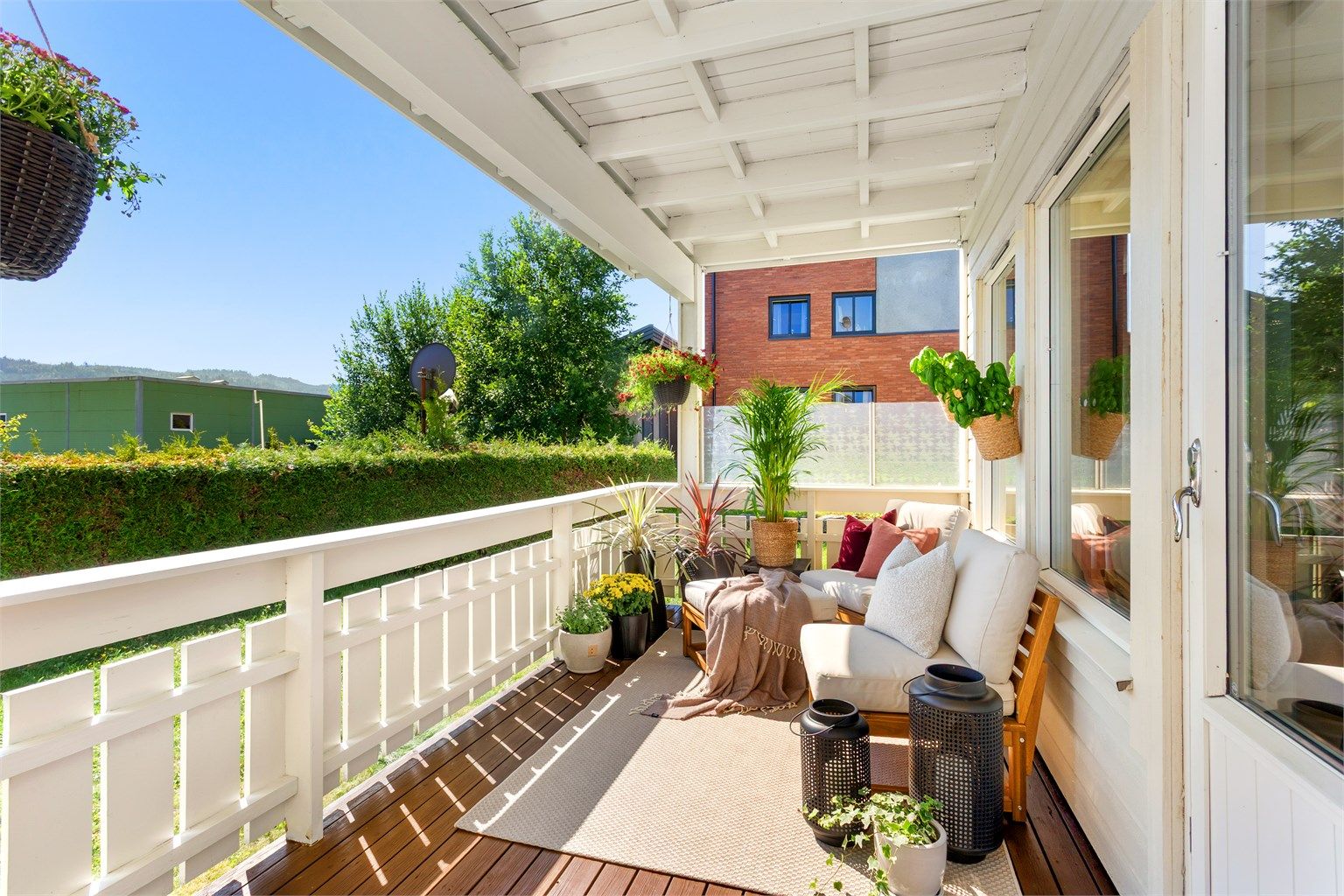 God plass for sittegruppe ute på balkongen