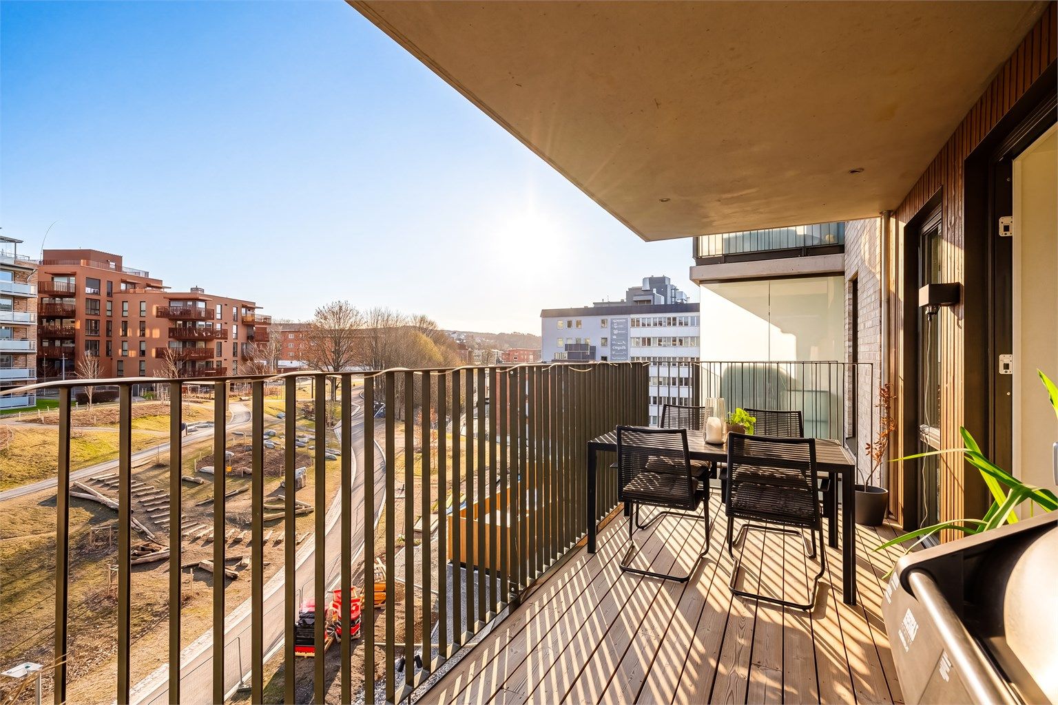 Balkongen med utgang fra stue/kjøkken er på hele 11 m2 og fungerer som en naturlig forlengelse av leiligheten. I følge eier er det sol på uteplassen fra ca. kl 09.30 til ca. kl. 14.30.