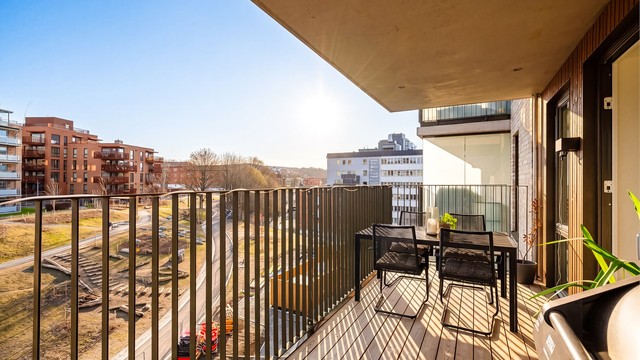 Balkongen med utgang fra stue/kjøkken er på hele 11 m2 og fungerer som en naturlig forlengelse av leiligheten. I følge eier er det sol på uteplassen fra ca. kl 09.30 til ca. kl. 14.30.