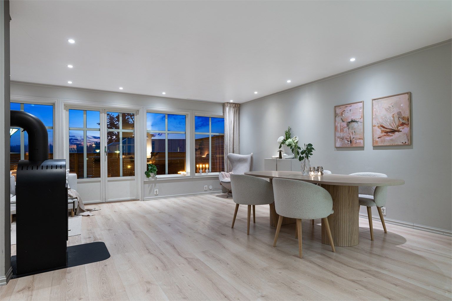 De store vindusflatene slipper inn rikelig med naturlig lys