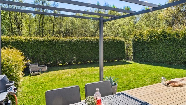 Den sydvendte plasseringen sikrer gode solforhold på uteplassen.